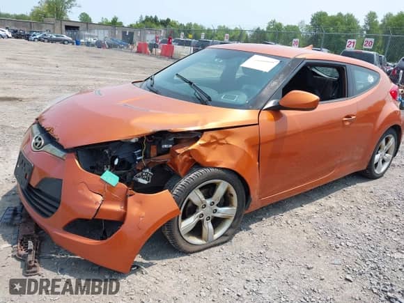 2012 Hyundai Veloster w/Gray Int z VIN KMHTC6AD0CU043402, wystawiony jako IAAI lot #42406321 z przebiegiem 116 734 mil mil oraz . Historia ofert i sprzedaży dostępna na DreamBid. Obrazek 2.