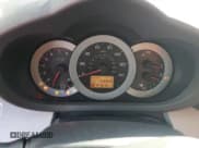 ✅ 2006 Toyota RAV4 • VIN: JTMZD33V865015474 • Lot: 82608645. Wystawiony na Copart z przebiegiem 143 925 mil. Bezpłatny archiwum sprzedaży aukcyjnych z USA i szczegółowy raport historii pojazdu na DreamBid. Zdjęcie 9.