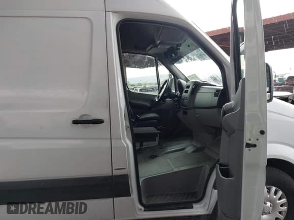 ✅ 2015 Mercedes-Benz Sprinter Cargo EXT • VIN: WD3PE8DBXFP136415 • Lot: 43326501. Wystawiony na IAAI z przebiegiem 245 622 mil. Bezpłatny archiwum sprzedaży aukcyjnych z USA i szczegółowy raport historii pojazdu na DreamBid. Zdjęcie 5.