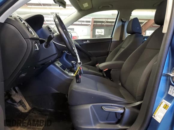 ✅ 2018 Volkswagen Tiguan • VIN: WVGBV7AX4JK000826 • Lot: 85541545. Listed on Copart with 91,075 mi. Free auction sales archive from the USA and detailed vehicle history report at DreamBid. Image 7.