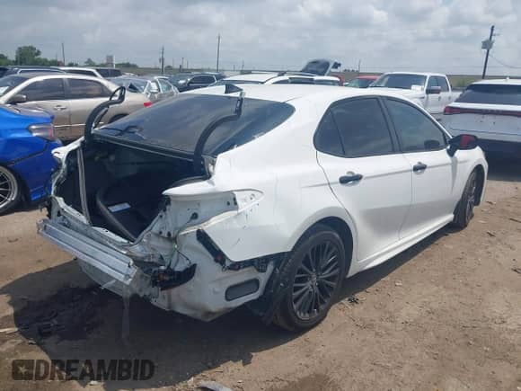 2022 Toyota Camry SE z VIN 4T1G11AK8NU027220, wystawiony jako IAAI lot #42161140 z przebiegiem 68 347 mil mil oraz . Historia ofert i sprzedaży dostępna na DreamBid. Obrazek 4.