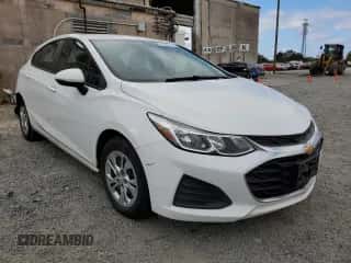 ✅ 2019 Chevrolet Cruze LS • VIN: 3G1BC6SM7KS586994 • Лот: 64234442. Размещён на Copart с пробегом 43 963 миль миль. Получите бесплатный доступ к архиву аукционных продаж из США и посмотрите подробный отчёт об истории автомобиля на DreamBid. Изображение 1.
