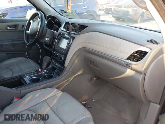 ✅ 2015 Chevrolet Traverse LT • VIN: 1GNKRHKD6FJ374121 • Lot: 43220608. Wystawiony na IAAI z przebiegiem Nie podano. Bezpłatny archiwum sprzedaży aukcyjnych z USA i szczegółowy raport historii pojazdu na DreamBid. Zdjęcie 5.