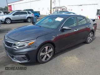 ✅ 2019 Kia Optima LX • VIN: 5XXGT4L39KG320700 • Lot: 43181282. Wystawiony na IAAI z przebiegiem 86 135 mil. Bezpłatny archiwum sprzedaży aukcyjnych z USA i szczegółowy raport historii pojazdu na DreamBid. Zdjęcie 2.