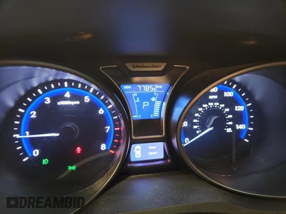 ✅ 2014 Hyundai Veloster Turbo • VIN: KMHTC6AE9EU196159 • Lot: 71451785. Wystawiony na Copart z przebiegiem 77 852 mil. Bezpłatny archiwum sprzedaży aukcyjnych z USA i szczegółowy raport historii pojazdu na DreamBid. Zdjęcie 9.