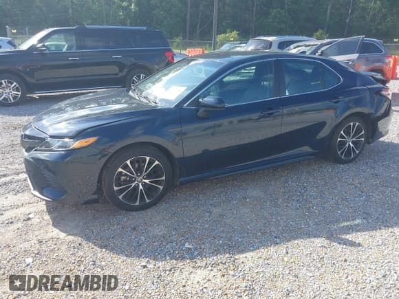 ✅ 2020 Toyota Camry SE • VIN: 4T1G11AK0LU501612 • Лот: 42241264. Опубликован ранее на IAAI с пробегом 147 066 миль. Бесплатный доступ к архиву аукционных продаж из США и подробный отчёт об истории автомобиля на DreamBid. Изображение 2.