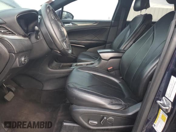 ✅ 2017 Lincoln MKC Premiere • VIN: 5LMCJ1C93HUL31758 • Lot: 86606605. Wystawiony na Copart z przebiegiem 119 432 mil. Bezpłatny archiwum sprzedaży aukcyjnych z USA i szczegółowy raport historii pojazdu na DreamBid. Zdjęcie 7.