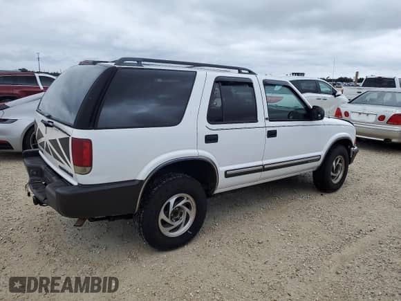 2001 Chevrolet Blazer LT with VIN 1GNDT13W11K237737, listed as a Copart auction lot 74698664 with Not provided miles and Salvage title. Bid and sale history available at DreamBid. Image 3.