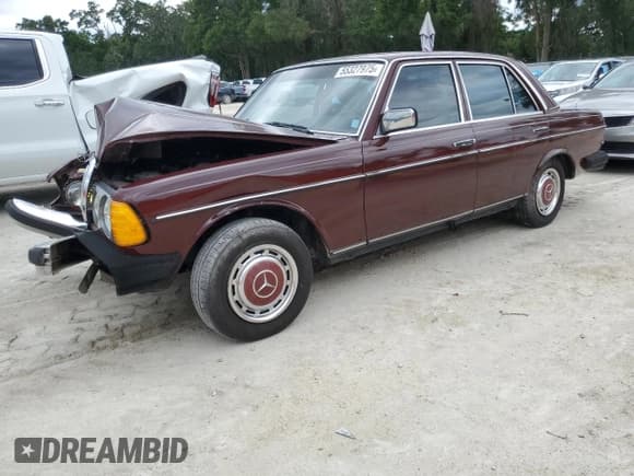 ✅ 1981 Mercedes-Benz 300 D • VIN: WDBAB30AXBB234774 • Lot: 55327975. Listed on Copart with 386,381 mi. Free auction sales archive from the USA and detailed vehicle history report at DreamBid. Image 1.
