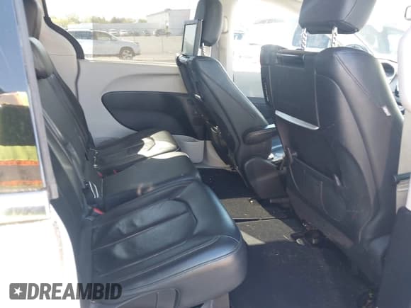 ✅ 2017 Chrysler Pacifica Touring L Plus • VIN: 2C4RC1EG5HR643987 • Lot: 43177799. Wystawiony na IAAI z przebiegiem 97 617 mil. Bezpłatny archiwum sprzedaży aukcyjnych z USA i szczegółowy raport historii pojazdu na DreamBid. Zdjęcie 8.