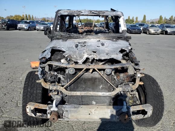 ✅ 2022 Jeep Wrangler Unlimited Sahara • VIN: 1C4JJXP61NW153270 • Lot: 82076985. Wystawiony na Copart z przebiegiem Nie podano. Bezpłatny archiwum sprzedaży aukcyjnych z USA i szczegółowy raport historii pojazdu na DreamBid. Zdjęcie 5.