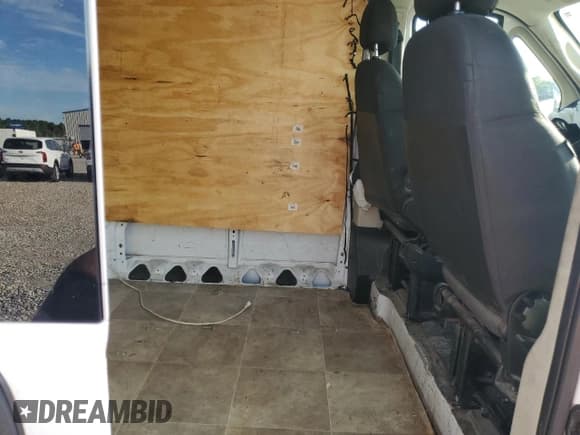 ✅ 2018 Ram ProMaster Cargo • VIN: 3C6TRVBG6JE154559 • Lot: 82402985. Wystawiony na Copart z przebiegiem Nie podano. Bezpłatny archiwum sprzedaży aukcyjnych z USA i szczegółowy raport historii pojazdu na DreamBid. Zdjęcie 11.