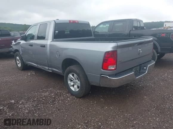 2024 Ram 1500 SLT z VIN 1C6RR6GG2RS135931, wystawiony jako IAAI lot #42509523 z przebiegiem 27 074 mil mil oraz . Historia ofert i sprzedaży dostępna na DreamBid. Obrazek 3.