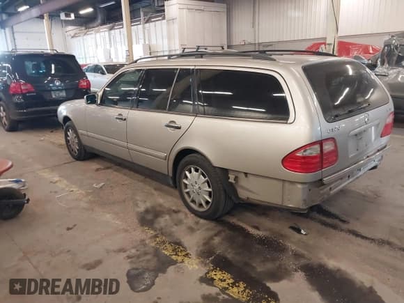 ✅ 1998 Mercedes-Benz E 320 • VIN: WDBJH82F1WX012234 • Lot: 41414457. Listed on IAAI with 258,923 mi. Free auction sales archive from the USA and detailed vehicle history report at DreamBid. Image 3.