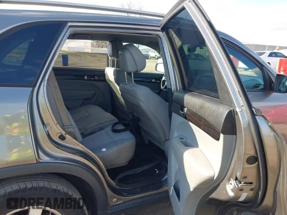 ✅ 2011 Kia Sorento LX • VIN: 5XYKTCA13BG128674 • Lot: 43719430. Listed on IAAI with 172,469 mi. Free auction sales archive from the USA and detailed vehicle history report at DreamBid. Image 8.