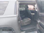 ✅ 2016 Chevrolet Suburban LT • VIN: 1GNSKHKC9GR317622 • Lot: 43579400. Wystawiony na IAAI z przebiegiem 92 808 mil. Bezpłatny archiwum sprzedaży aukcyjnych z USA i szczegółowy raport historii pojazdu na DreamBid. Zdjęcie 8.