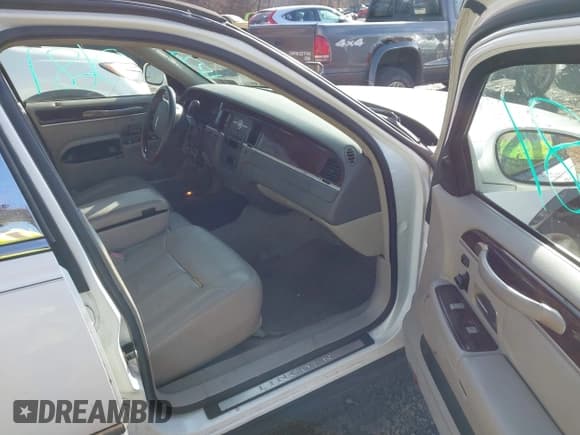 ✅ 2010 Lincoln Town Car Signature Limited • VIN: 2LNBL8CV7AX615844 • Лот: 43720681. Опубликован ранее на IAAI с пробегом 53 542 миль. Бесплатный доступ к архиву аукционных продаж из США и подробный отчёт об истории автомобиля на DreamBid. Изображение 5.