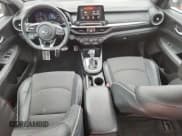 ✅ 2021 Kia Forte GT-Line • VIN: 3KPF34ADXME291873 • Lot: 91440085. Wystawiony na Copart z przebiegiem 77 488 mil. Bezpłatny archiwum sprzedaży aukcyjnych z USA i szczegółowy raport historii pojazdu na DreamBid. Zdjęcie 8.