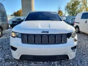 ✅ 2018 Jeep Grand Cherokee Altitude • VIN: 1C4RJFAG7JC334187 • Lot: 87098305. Wystawiony na Copart z przebiegiem 142 493 mil. Bezpłatny archiwum sprzedaży aukcyjnych z USA i szczegółowy raport historii pojazdu na DreamBid. Zdjęcie 5.