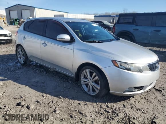 ✅ 2013 Kia Forte SX • VIN: KNAFW5A39D5669484 • Lot: 42128605. Wystawiony na Copart z przebiegiem 132 556 mil. Bezpłatny archiwum sprzedaży aukcyjnych z USA i szczegółowy raport historii pojazdu na DreamBid. Zdjęcie 4.