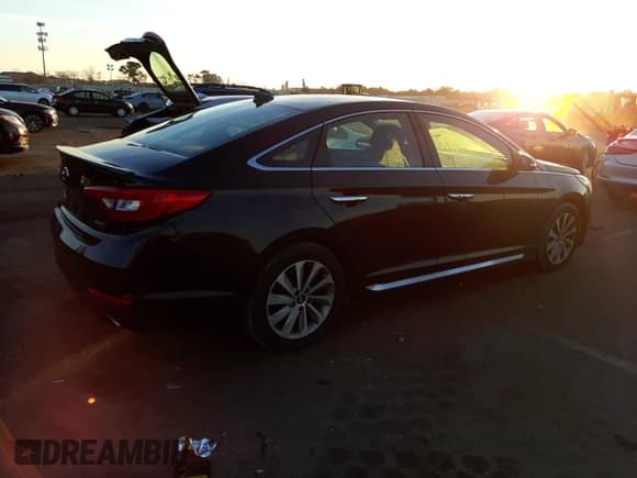 ✅ 2017 Hyundai Sonata Sport • VIN: 5NPE34AF3HH549522 • Lot: 72803432. Listed on Copart with 85,951 mi. Free auction sales archive from the USA and detailed vehicle history report at DreamBid. Image 3.