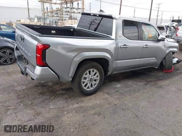 ✅ 2025 Toyota Tacoma TRD Sport • VIN: 3TYLB5JN6ST064563 • Lot: 43423271. Listed on IAAI with 3,199 mi. Free auction sales archive from the USA and detailed vehicle history report at DreamBid. Image 4.