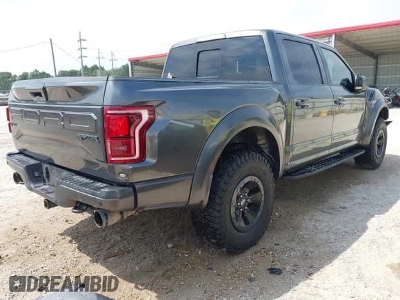 ✅ 2017 Ford F-150 Raptor • VIN: 1FTFW1RG2HFA96818 • Lot: 43215817. Wystawiony na IAAI z przebiegiem 104 638 mil. Bezpłatny archiwum sprzedaży aukcyjnych z USA i szczegółowy raport historii pojazdu na DreamBid. Zdjęcie 4.
