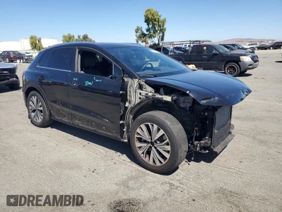 ✅ 2023 Audi Q4 e-tron Premium Plus • VIN: WA1BCBFZ1PP018021 • Lot: 67802645. Wystawiony na Copart z przebiegiem 29 507 mil. Bezpłatny archiwum sprzedaży aukcyjnych z USA i szczegółowy raport historii pojazdu na DreamBid. Zdjęcie 4.