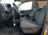 ✅ 2021 Toyota Tacoma SR5 • VIN: 5TFAZ5CN9MX106801 • Lot: 89834935. Wystawiony na Copart z przebiegiem 54 457 mil. Bezpłatny archiwum sprzedaży aukcyjnych z USA i szczegółowy raport historii pojazdu na DreamBid. Zdjęcie 7.