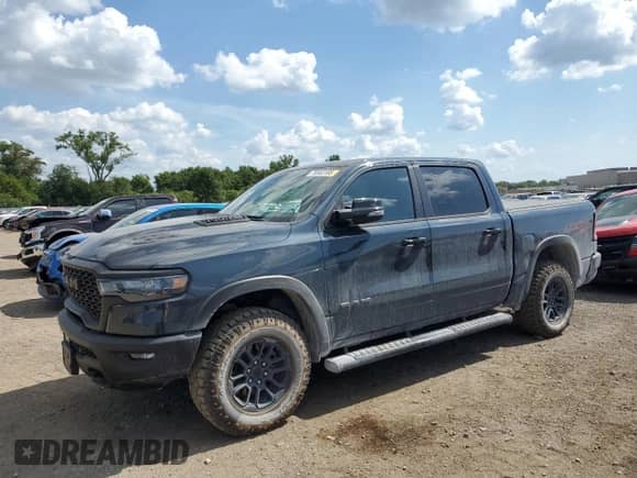 2025 Ram 1500 Rebel z VIN 1C6SRFLP9SN724227, wystawiony jako Copart lot #70583185 z przebiegiem 6 009 mil mil oraz Szkoda całkowita • Salvage title. Historia ofert i sprzedaży dostępna na DreamBid. Obrazek 1.