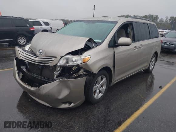 ✅ 2015 Toyota Sienna LE • VIN: 5TDKK3DC4FS651369 • Lot: 43546661. Wystawiony na IAAI z przebiegiem 152 127 mil. Bezpłatny archiwum sprzedaży aukcyjnych z USA i szczegółowy raport historii pojazdu na DreamBid. Zdjęcie 2.