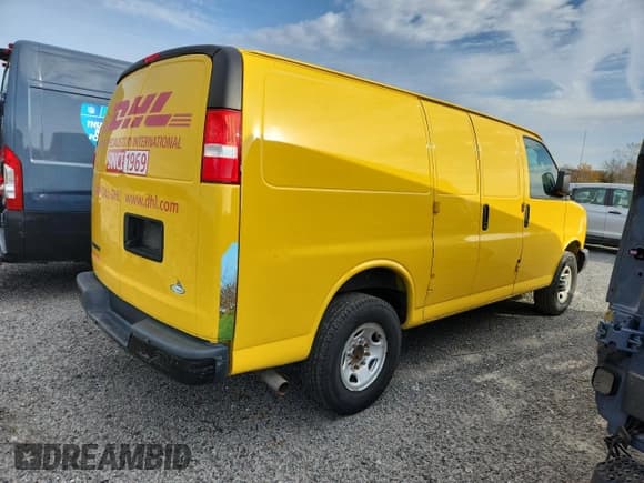 ✅ 2019 Chevrolet Express Cargo • VIN: 1GCWGAFPXK1337756 • Lot: 90460545. Wystawiony na Copart z przebiegiem 148 306 mil. Bezpłatny archiwum sprzedaży aukcyjnych z USA i szczegółowy raport historii pojazdu na DreamBid. Zdjęcie 3.