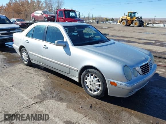 ✅ 2001 Mercedes-Benz E 320 • VIN: WDBJF65J11B346988 • Лот: 43883696. Опубликован ранее на IAAI с пробегом 205 211 миль. Бесплатный доступ к архиву аукционных продаж из США и подробный отчёт об истории автомобиля на DreamBid. Изображение 1.