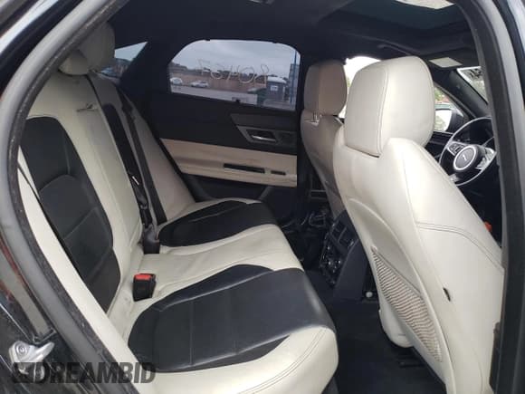 ✅ 2017 Jaguar XF S • VIN: SAJBM4BV1HCY39373 • Lot: 49671864. Wystawiony na Copart z przebiegiem 80 457 mil. Bezpłatny archiwum sprzedaży aukcyjnych z USA i szczegółowy raport historii pojazdu na DreamBid. Zdjęcie 10.