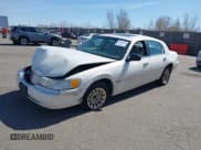 ✅ 1999 Lincoln Town Car Cartier • VIN: 1LNHM83W3XY629040 • Lot: 41758300. Wystawiony na IAAI z przebiegiem 139 092 mil. Bezpłatny archiwum sprzedaży aukcyjnych z USA i szczegółowy raport historii pojazdu na DreamBid. Zdjęcie 2.