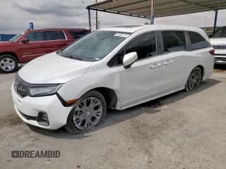 ✅ 2025 Honda Odyssey Touring • VIN: 5FNRL6H89SB004709 • Lot: 62380715. Wystawiony na Copart z przebiegiem 17 356 mil. Bezpłatny archiwum sprzedaży aukcyjnych z USA i szczegółowy raport historii pojazdu na DreamBid. Zdjęcie 1.