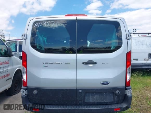 ✅ 2020 Ford Transit Passenger XL • VIN: 1FBAX2Y85LKA09571 • Lot: 40851163. Wystawiony na IAAI z przebiegiem 195 083 mil. Bezpłatny archiwum sprzedaży aukcyjnych z USA i szczegółowy raport historii pojazdu na DreamBid. Zdjęcie 17.