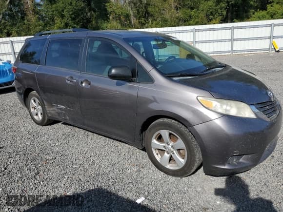 ✅ 2016 Toyota Sienna LE • VIN: 5TDKK3DCXGS699492 • Lot: 90996885. Listed on Copart with 196,770 mi. Free auction sales archive from the USA and detailed vehicle history report at DreamBid. Image 4.