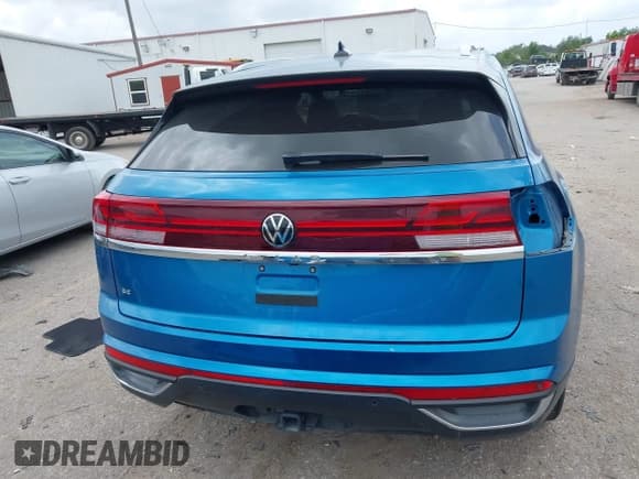 ✅ 2024 Volkswagen Atlas SE • VIN: 1V2WE2CA2RC208807 • Lot: 42136547. Wystawiony na IAAI z przebiegiem 6 197 mil. Bezpłatny archiwum sprzedaży aukcyjnych z USA i szczegółowy raport historii pojazdu na DreamBid. Zdjęcie 17.