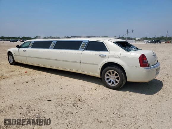 ✅ 2006 Chrysler 300 C • VIN: 2C3KA63H66H112904 • Lot: 56350555. Wystawiony na Copart z przebiegiem 100 530 mil. Bezpłatny archiwum sprzedaży aukcyjnych z USA i szczegółowy raport historii pojazdu na DreamBid. Zdjęcie 2.