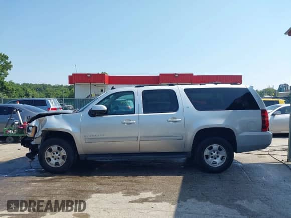 2014 Chevrolet Suburban LT z VIN 1GNSKJE70ER215516, wystawiony jako IAAI lot #42892191 z przebiegiem 201 872 mil mil oraz . Historia ofert i sprzedaży dostępna na DreamBid. Obrazek 14.