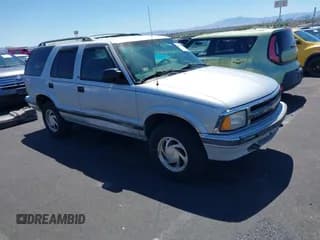 ✅ 1995 Chevrolet Blazer • VIN: 1GNDT13W2S2203162 • Lot: 42863351. Wystawiony na IAAI z przebiegiem 139 555 mil. Bezpłatny archiwum sprzedaży aukcyjnych z USA i szczegółowy raport historii pojazdu na DreamBid. Zdjęcie 1.