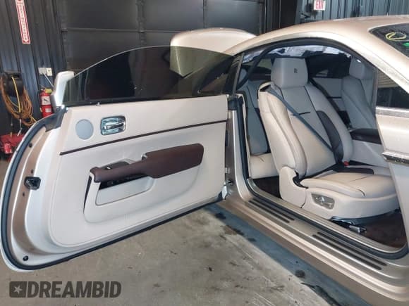✅ 2019 Rolls-Royce Wraith • VIN: SCA665C53KUX87266 • Лот: 41918222. Опубликован ранее на IAAI с пробегом 42 388 миль. Бесплатный доступ к архиву аукционных продаж из США и подробный отчёт об истории автомобиля на DreamBid. Изображение 17.