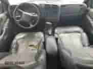 2001 Chevrolet Blazer LT z VIN 1GNDT13W212207596, wystawiony jako Copart lot #76174454 z przebiegiem 139 367 mil mil oraz Nie do naprawy • Non repairable. Historia ofert i sprzedaży dostępna na DreamBid. Obrazek 8.