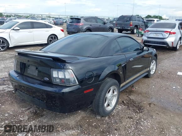 ✅ 2002 Ford Mustang Standard • VIN: 1FAFP40402F169828 • Lot: 42601654. Wystawiony na IAAI z przebiegiem 121 005 mil. Bezpłatny archiwum sprzedaży aukcyjnych z USA i szczegółowy raport historii pojazdu na DreamBid. Zdjęcie 4.