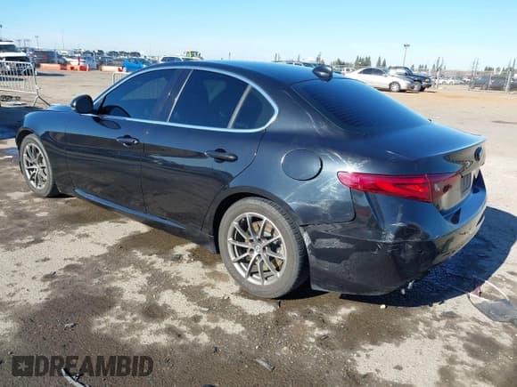 ✅ 2018 Alfa Romeo Giulia • VIN: ZARFAEBN5J7581071 • Lot: 41313207. Listed on IAAI with 91,793 mi. Free auction sales archive from the USA and detailed vehicle history report at DreamBid. Image 3.