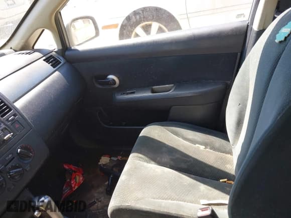 ✅ 2011 Nissan Versa S • VIN: 3N1BC1AP4BL390689 • Лот: 42796843. Опубликован ранее на IAAI с пробегом 156 896 миль. Бесплатный доступ к архиву аукционных продаж из США и подробный отчёт об истории автомобиля на DreamBid. Изображение 5.