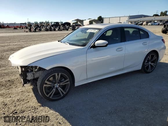 ✅ 2022 BMW 3 Series 330i • VIN: 3MW5R1J06N8C41782 • Лот: 81107755. Опубликован ранее на Copart с пробегом 46 538 миль. Бесплатный доступ к архиву аукционных продаж из США и подробный отчёт об истории автомобиля на DreamBid. Изображение 1.