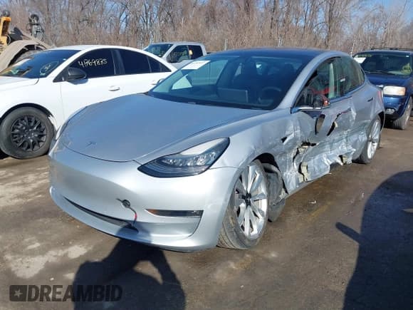 ✅ 2018 Tesla Model 3 Long Range Battery • VIN: 5YJ3E1EB3JF117007 • Lot: 41753572. Wystawiony na IAAI z przebiegiem 82 444 mil. Bezpłatny archiwum sprzedaży aukcyjnych z USA i szczegółowy raport historii pojazdu na DreamBid. Zdjęcie 19.