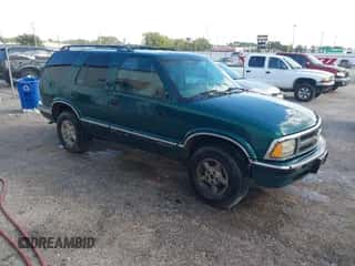 1996 Chevrolet Blazer z VIN 1GNDT13W1T2261507, wystawiony jako IAAI lot #43327033 z przebiegiem 188 609 mil mil oraz . Historia ofert i sprzedaży dostępna na DreamBid. Obrazek 1.